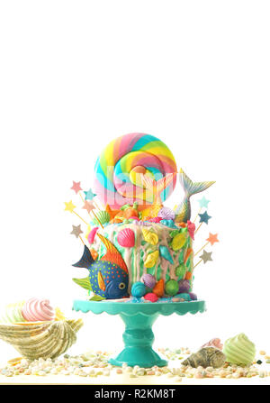 Thème Mermaid candyland gâteau avec paillettes colorées tails, coquillages et animaux marins toppers pour enfants, des ados, de la nouveauté et d'anniversaire partie célébrat Banque D'Images