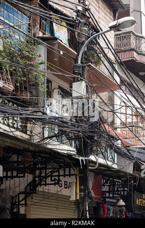 Câblage électrique chaotique dans une rue du vieux quartier de Hanoi, Vietnam, Asie Banque D'Images