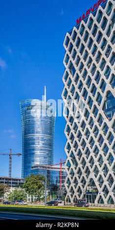 L'immeuble de bureaux Tour Prosta avec sa façade ajourée dans le contexte de l'Neomodern 49 étages Spire avec son hyperbo de Varsovie Banque D'Images