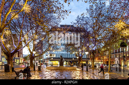 Les lumières de Noël dans la nuit de Sloane Square London UK Banque D'Images