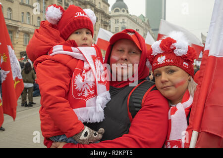 Varsovie, Pologne - 11 novembre 2018 : de nombreuses familles ont participé à une marche de l'indépendance pacifique principalement sur la 100e anniversaire de l'indépendance de la Pologne. Banque D'Images