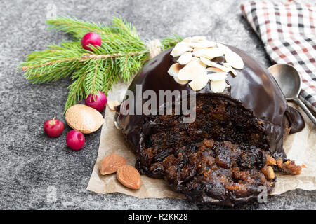 Le pudding de Noël faits maison sur fond noir en gris Banque D'Images