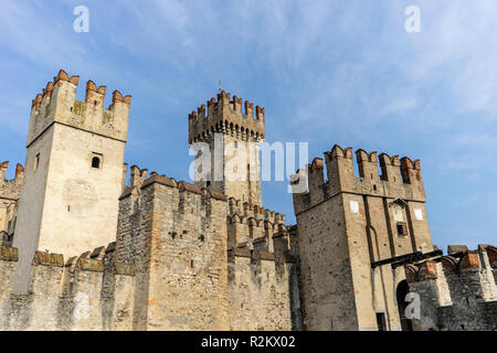 Tours du château de Sirmione en Italie Banque D'Images