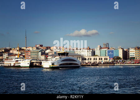 Vue de port pour bateaux à quai de Kadikoy, sur la rive asiatique d'Istanbul. Il s'agit d'une journée ensoleillée. Banque D'Images