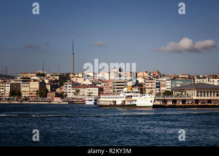 Vue de port pour bateaux à quai de Kadikoy, sur la rive asiatique d'Istanbul. Il s'agit d'une journée ensoleillée. Banque D'Images