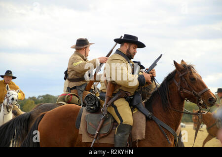 Les soldats confédérés à cheval dans une scène de bataille ; reconstitution de la guerre de Sécession ; Liendo Plantation, Texas, USA. Banque D'Images