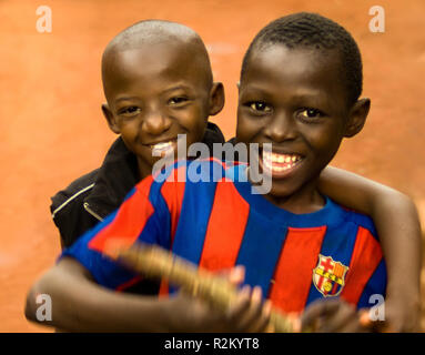 Deux amis et un bâton de baseball Banque D'Images