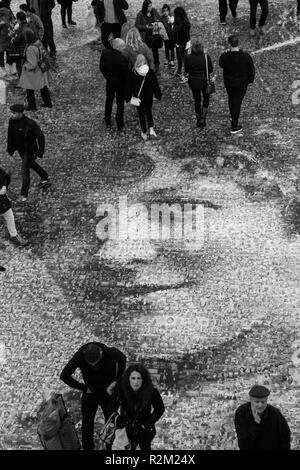 Portrait de vingt mètres d'Hilda suffragettes à Burkitt Street Birmingham nouveau hall de la gare de train.Oeuvre de l'artiste Helen Marshall, Face de Su Banque D'Images