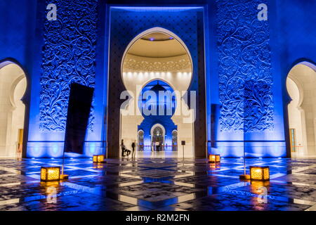 ABU DHABI, UAE - 01 février : la Grande Mosquée Sheikh Zayed, Abu Dhabi, UAE sur février 01, 2016 à Abu Dhabi. La 3ème plus grande mosquée du monde Banque D'Images