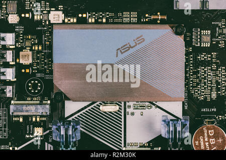 Maykop, Russie - 9 novembre, 2018 : partie de la carte mère ASUS avec chipset du radiateur en aluminium top view close-up Banque D'Images