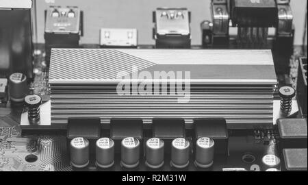 Maykop, Russie - 9 novembre, 2018 : partie de la carte mère ASUS avec chipset du radiateur en aluminium close-up, photo en noir et blanc Banque D'Images