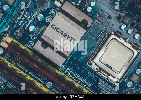 Maykop, Russie - 9 novembre, 2018 : carte mère, processeur Intel Gigabit ET RAM top view close-up Banque D'Images