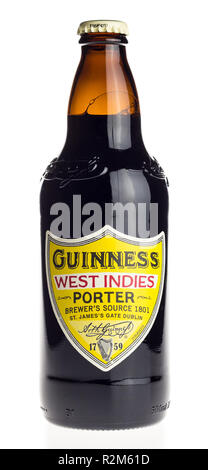 Bouteille de Guinness irlandaise Antilles Porter bière isolé sur fond blanc Banque D'Images