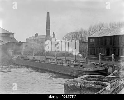 Au début du xxe siècle photographie noir et blanc montrant péniches dans un bassin du canal dans la ville de Dudley dans l'Ouest des Midlands de l'Angleterre. La barge est appelé le spéculateur. Banque D'Images