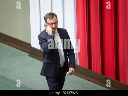 Ministre de la Justice Zbigniew Ziobro durant une nuit de débat sur un projet de loi sur la Cour suprême, à la chambre basse du Parlement polonais (Sejm) à Varsovie, en Pologne le 18 juillet 2017 Banque D'Images