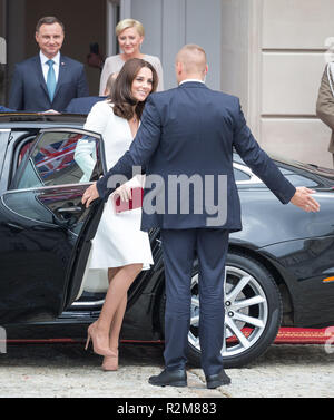 Catherine duchesse de Cambridge au cours de l'accueil par le président de la République de Pologne Andrzej Duda et première dame Agata Kornhauser-Duda devant le palais présidentiel à Varsovie, Pologne le 17 juillet 2017 Banque D'Images