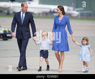 Le prince William, duc de Cambridge et Catherine duchesse de Cambridge, avec leurs enfants (fille Princess Charlottet et fils Prince George) à l'aéroport Chopin de Varsovie, Pologne, le 19 juillet 2017 Banque D'Images