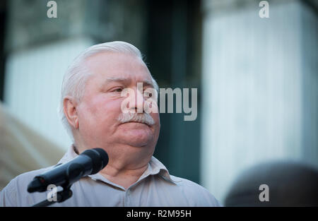 L'ancien président polonais et prix Nobel de la paix Lech Walesa aborde une foule d'opposants au gouvernement de droite pendant la manifestation en face de la Sad Najwyzszy, (la cour suprême polonaise à Varsovie (Pologne) le 4 juillet 2018 Banque D'Images