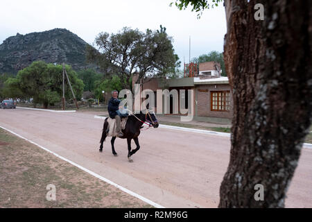 Un cavalier à travers le petit village de Cerro Colorado à Córdoba, Argentine Banque D'Images