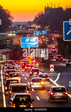 L'autoroute A40, autoroute, Ruhrschnellweg à Essen, route à travers le centre-ville, est affectée par une éventuelle interdiction diesel, ligne d'horizon, l'Allemagne, Banque D'Images