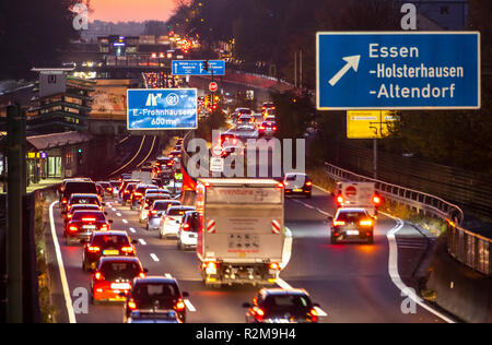 L'autoroute A40, autoroute, Ruhrschnellweg à Essen, route à travers le centre-ville, est affectée par une éventuelle interdiction diesel, ligne d'horizon, l'Allemagne, Banque D'Images