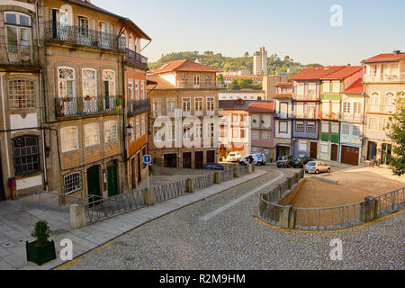 Portugal - 26 septembre 2018 : Ruelle et rue typique du quartier historique de la ville Guimaraes, Portugal Banque D'Images