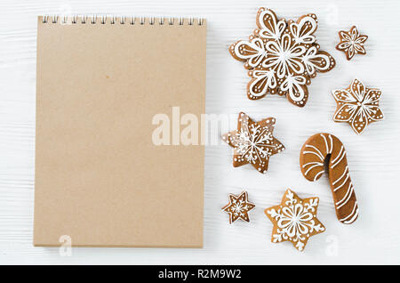 D'épices de Noël blanc sur la table en bois. Pour l'écriture de l'ordinateur portable marron recette ou couvrir cookbook. Contexte culinaire. Vue de dessus avec l'exemplaire de l'espace. Banque D'Images