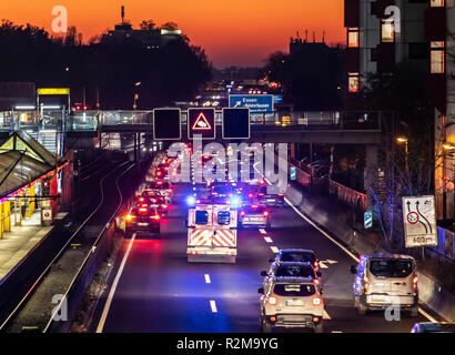 Les lecteurs d'ambulance avec feux bleus et des sirènes, sur une autoroute, A40 à Essen, à une mission d'urgence, de sauvetage lane, Allemagne Banque D'Images