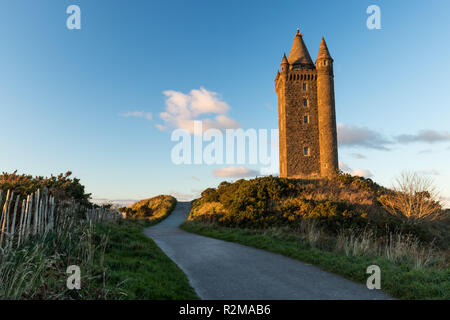 La tour Scrabo au coucher du soleil. Un point de repère local sur Scrabo Hill visible de plusieurs kilomètres. Newtownards, comté de Down, Irlande du Nord. Banque D'Images