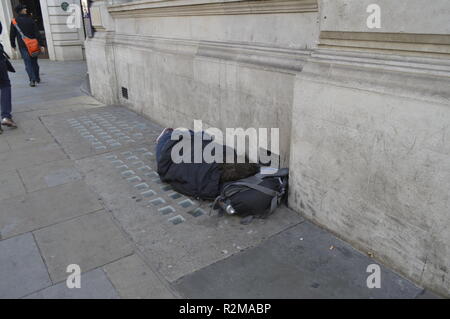 L'homme sans-abri mendier dans les rues près de Piccadilly, Londres, Royaume-Uni. Au milieu de la journée, la fin de l'été, les travailleurs itinérants dort sur dans la rue Banque D'Images