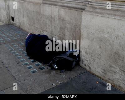 L'homme sans-abri mendier dans les rues près de Piccadilly, Londres, Royaume-Uni. Au milieu de la journée, la fin de l'été, les travailleurs itinérants dort sur dans la rue Banque D'Images