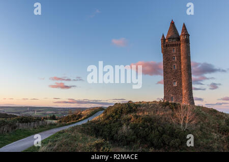 La tour Scrabo au coucher du soleil. Un point de repère local sur Scrabo Hill visible de plusieurs kilomètres. Newtownards, comté de Down, Irlande du Nord. Banque D'Images