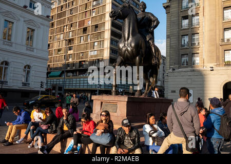 La statue de Pedro de Valdivia dans la Plaza de Armas, la place principale de Santiago, Chili Banque D'Images