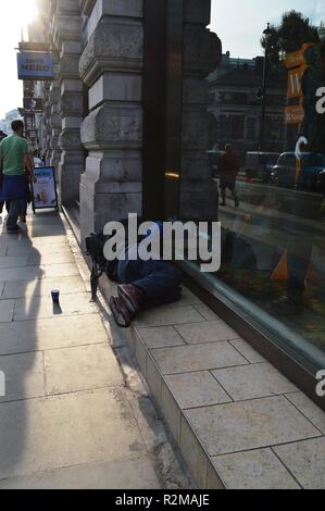 Les sans-abri à la rue itinérant dans les rues de Piccadilly, Londres, Royaume-Uni. De nombreux immigrants arrivent mal préparés pour le voyage, sans l'argent ou de travail Banque D'Images