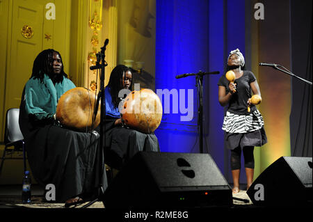 Shona - Ambuya Nyati,Shona, artistes Shona, humaines, voix, artiste, Ambuya Nyati, mbira, connexion avec le monde des défunts ancêtres, Zimbabwe Banque D'Images