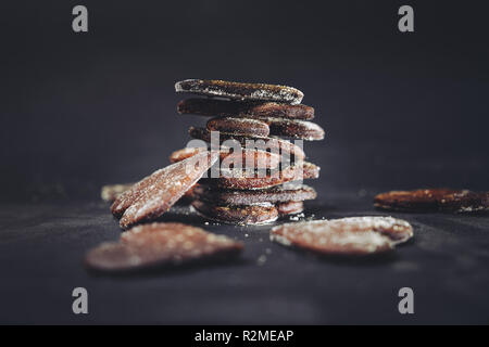 Vue rapprochée de l'holocauste gingerbread cookies isolé sur fond noir Banque D'Images