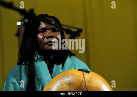 Shona - Ambuya Nyati,Shona, artistes Shona, humaines, voix, artiste, Ambuya Nyati, mbira, connexion avec le monde des défunts ancêtres, Zimbabwe Banque D'Images