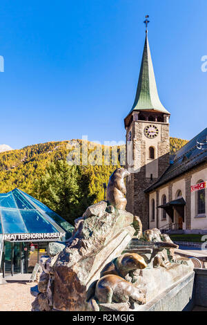 La Suisse, canton du Valais, Zermatt, vue du village, le Musée du Cervin Zermatlantis', 'fontaine Murmeli, marmotte, fontaine, église paroissiale Saint Maurice Banque D'Images