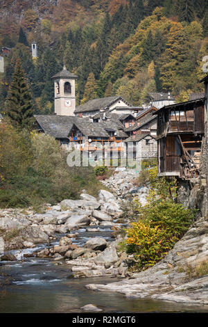 Vue du village Mollia au-dessus de la rivière Sesia, Alpine valley Valsesia, province de Vercelli, au Piémont, Italie Banque D'Images