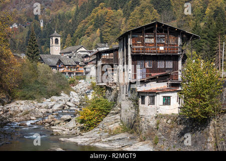 Vue du village Mollia au-dessus de la rivière Sesia, Alpine valley Valsesia, province de Vercelli, au Piémont, Italie Banque D'Images