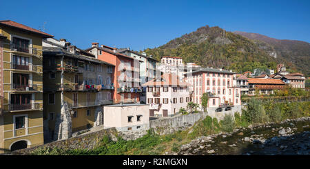 À Varallo Sesia, la rivière province Verceil, Piémont, Italie Banque D'Images