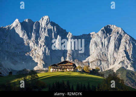 Ferme tyrolienne en face de Kaiser, Tyrol, Autriche Banque D'Images