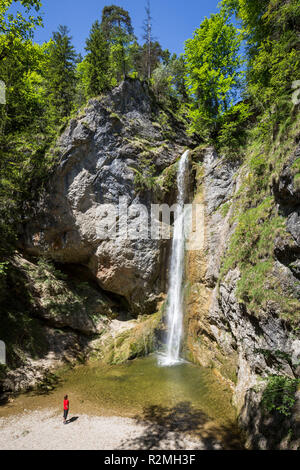 Une femme à la recherche à la cascade dans l'Plötz, Rettenbach, monument naturel, à Ebenauer Mühlenwanderweg, Ebenau, Flachgau, Salzbourg, Autriche Banque D'Images