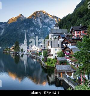 Lever de soleil sur l'Hallstatt, UNESCO World Heritage, Salzkammergut, Hallstätter See, Haute Autriche, Autriche Banque D'Images