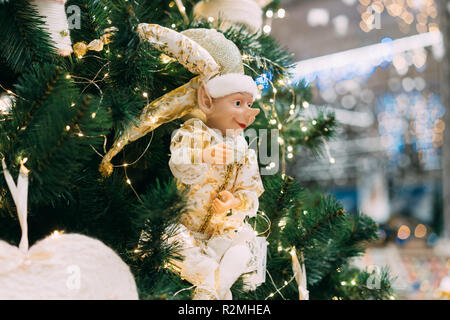 Lutin de Noël jouet suspendu à un arbre de Noël Banque D'Images