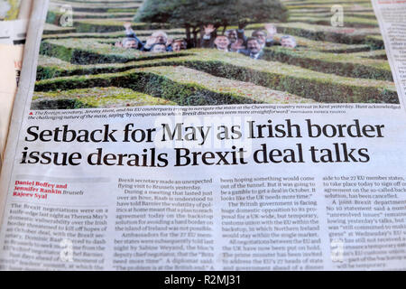 Guardian titre front page 'Setback pour mai en tant que question de la frontière irlandaise face Brexit dérailleurs parle' London England UK 15 Octobre 2018 Banque D'Images