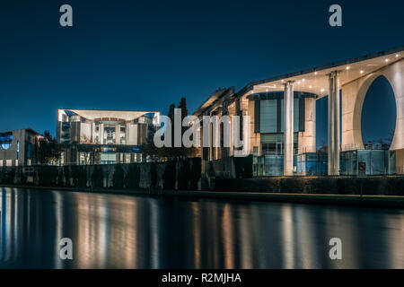 Le siège de nightshot Bundeskanzleramt du chancelier allemand à Berlin Allemagne vu de la rivière Spree Banque D'Images