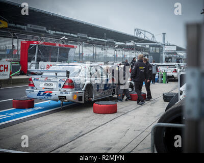 Voiture de course DTM historique est dans la voie des stands, Mercedes AMG DTM, Ellen Lohr Banque D'Images