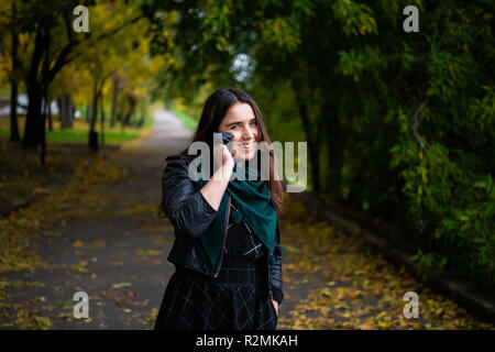 Young businesswoman having a conversation à l'aide d'un smartphone sur un appel téléphonique. Banque D'Images