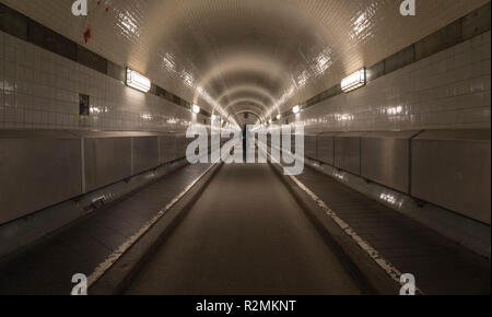 Les femmes s'exécutant dans le tunnel sous la rivière historique Elebe. Banque D'Images